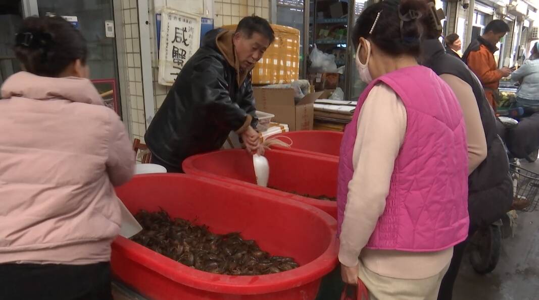潍坊：小龙虾抢先上市 价格亲民销量高