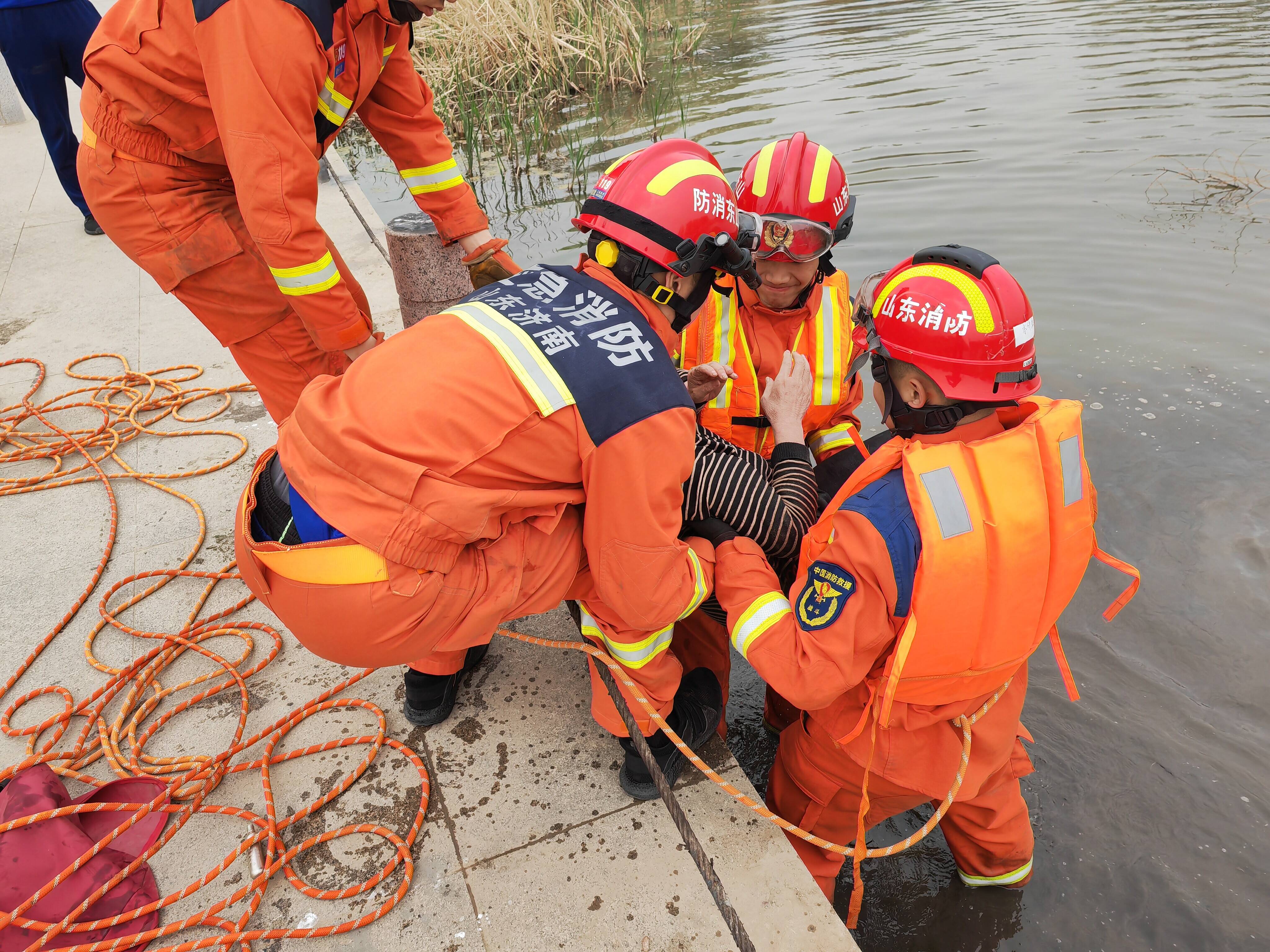 济南：一女子坠入河中 消防员紧急救援