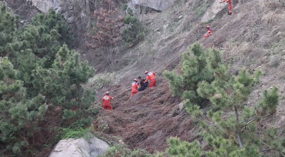男子爬山不慎踩空从30米坑壁上摔落至半山腰 日照消防紧急救援