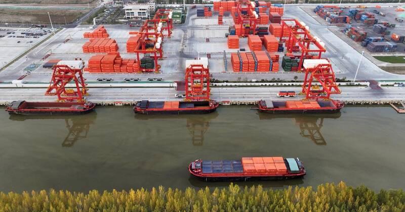 南货北调又增新品种首批广东瓷砖建材运抵济宁龙拱港