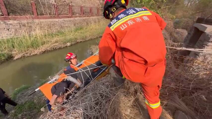 济南：八旬老人身陷河道 消防利用担架将其救起