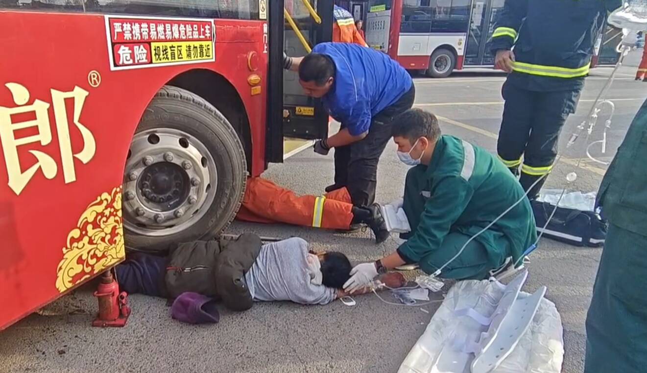 淄博：一女子被压公交车底 消防员趴地二十分钟救出
