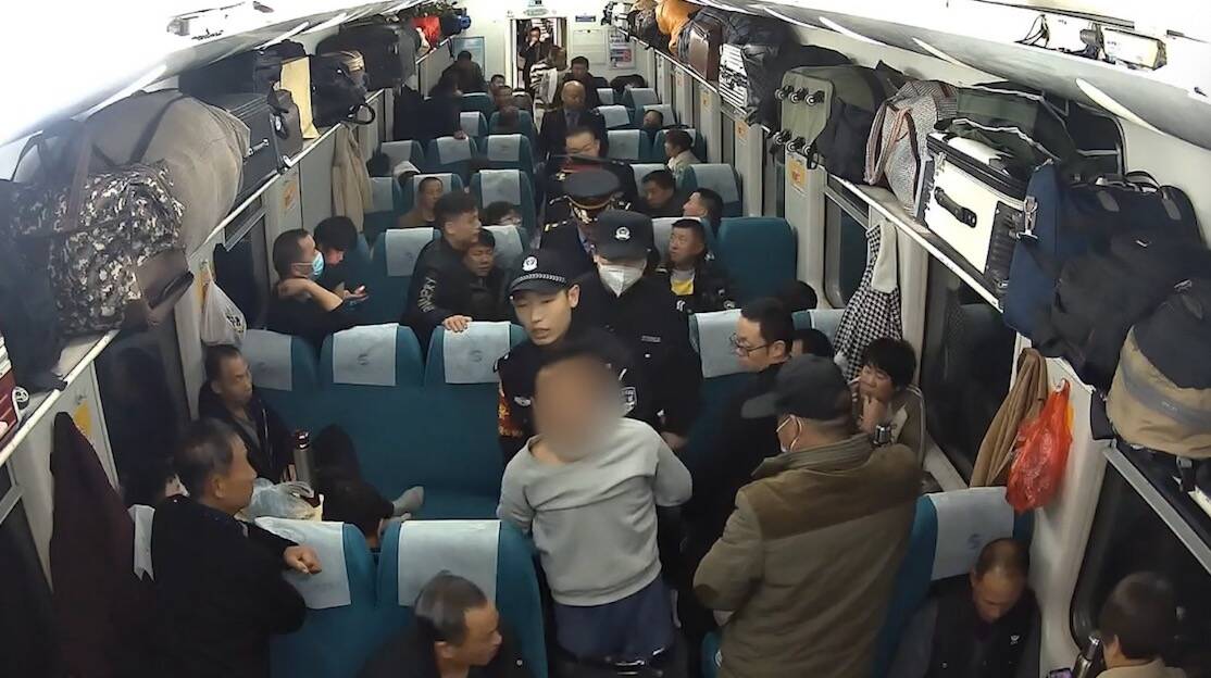 男子列车上醉酒滋事 被铁路警方依法行政拘留
