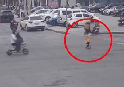 莘县一4岁男孩踩滑板车在机动车道“溜达” 警民合力寻找家人
