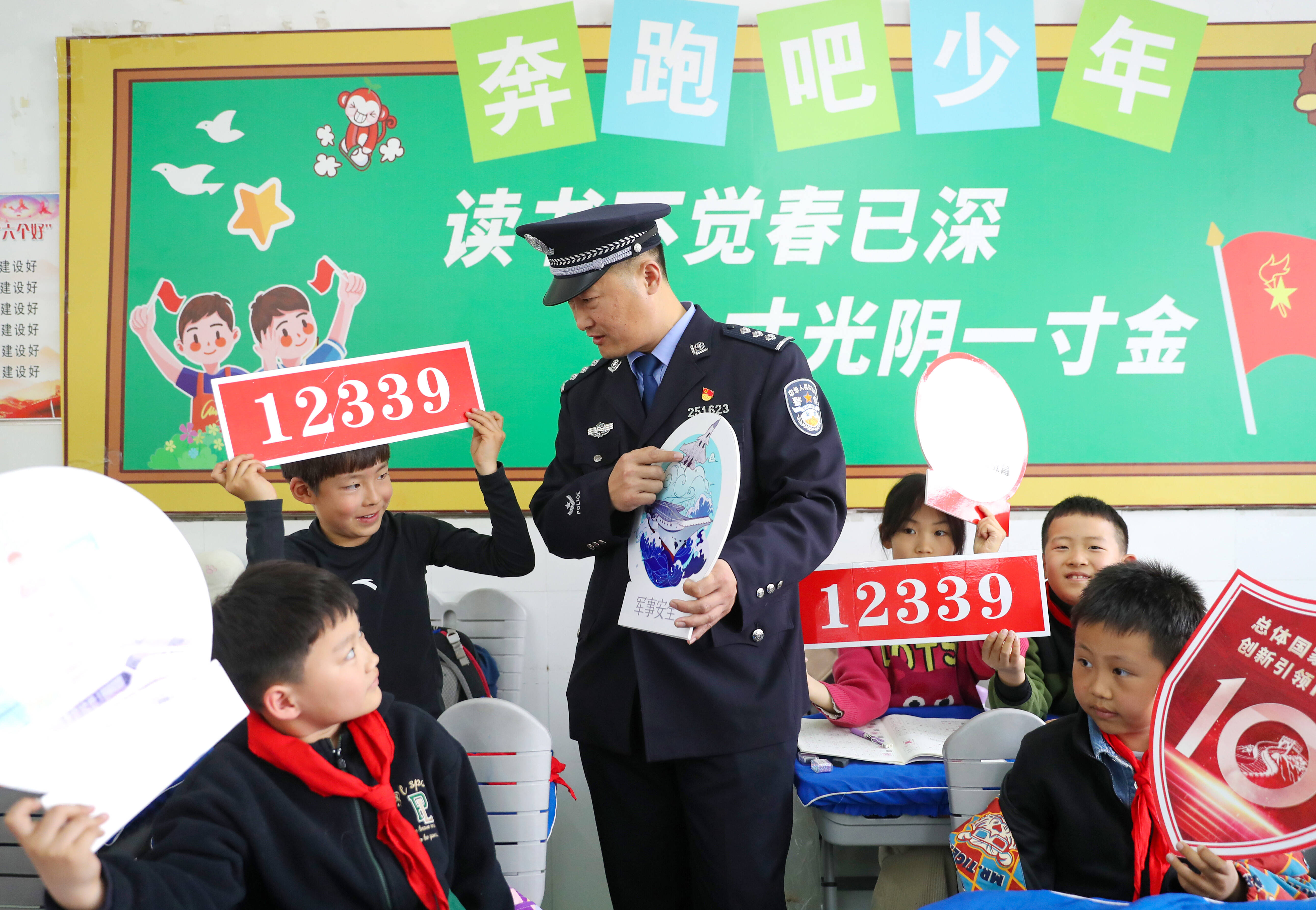 青岛边检民警走上课堂 持续推动国家安全教育进校园