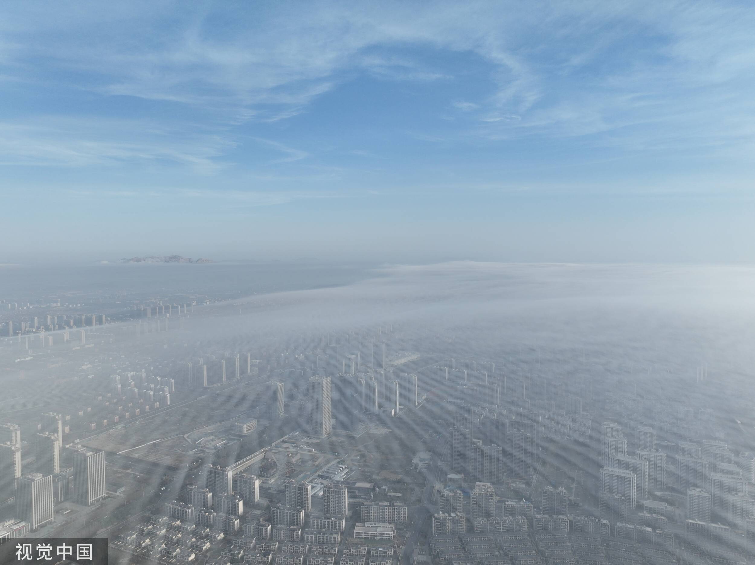 山东日照出现平流雾景观 城市建筑仿佛置身“仙境”