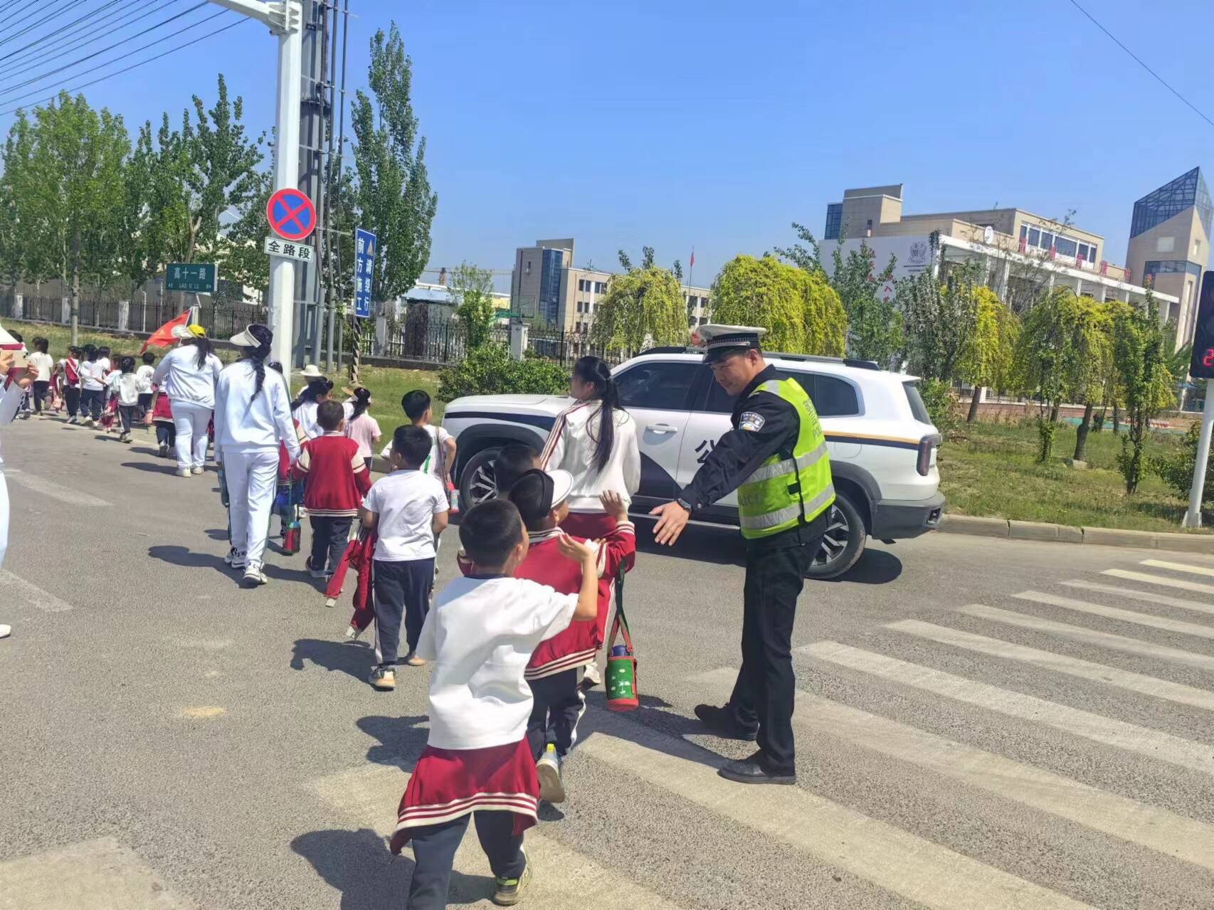 滨州高新交警为幼儿园远足活动进行安保