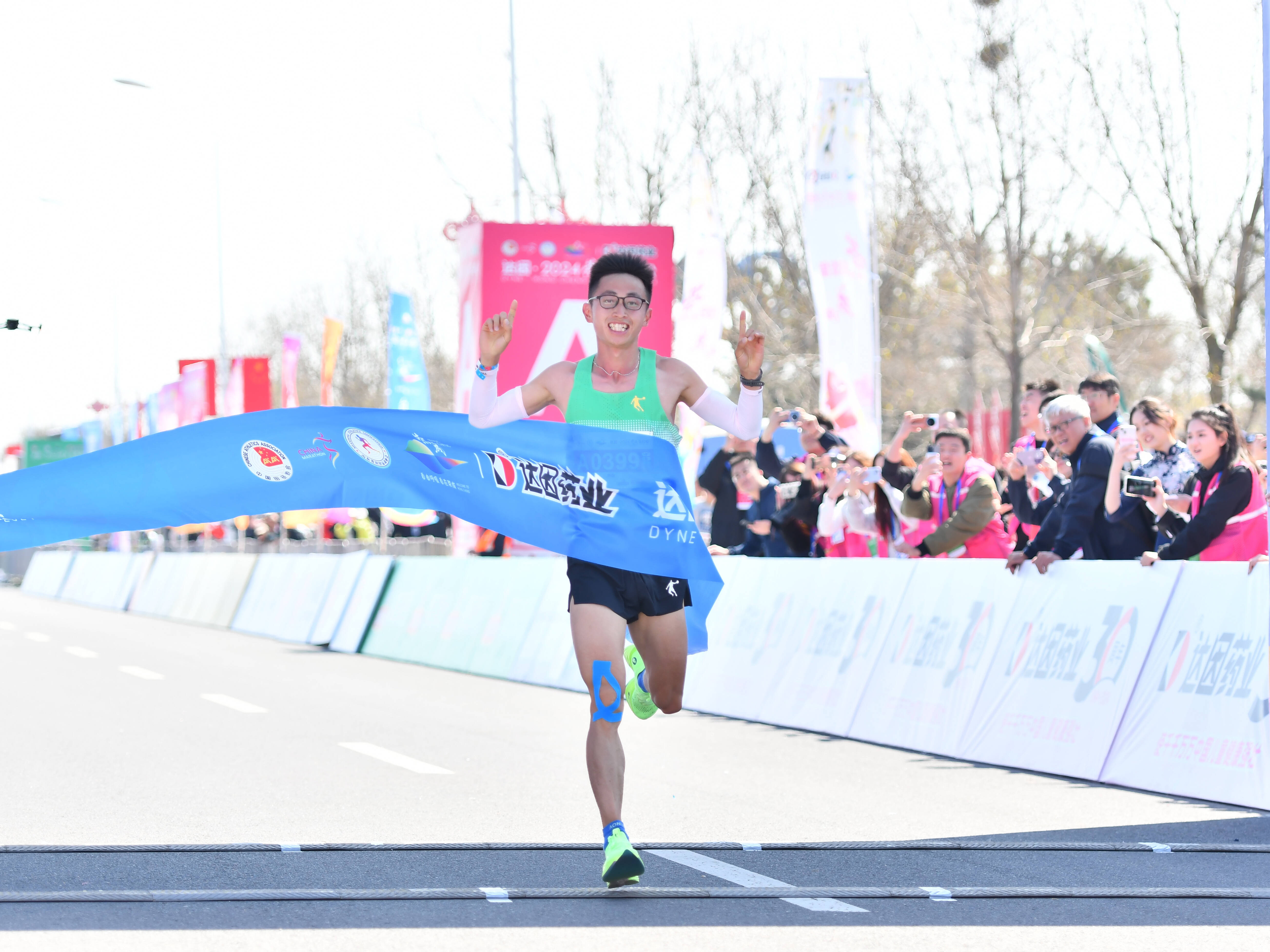 组图｜中国选手洪跃摘得2024荣成马拉松全程男子组冠军 一起来看沿途精彩瞬间