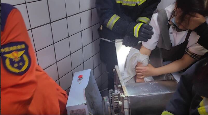 济南：女子右手被压面机“咬”住 消防紧急拆机救出
