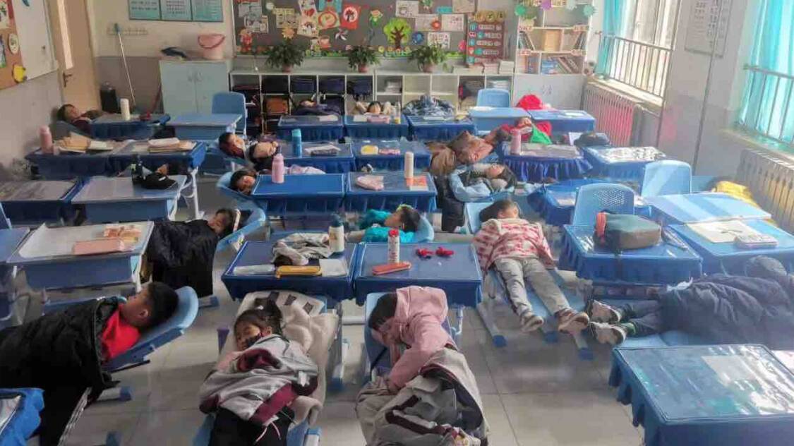 实现“躺睡”自由！青岛部分学校更换午休式课桌椅，孩子们称“感觉特别好”