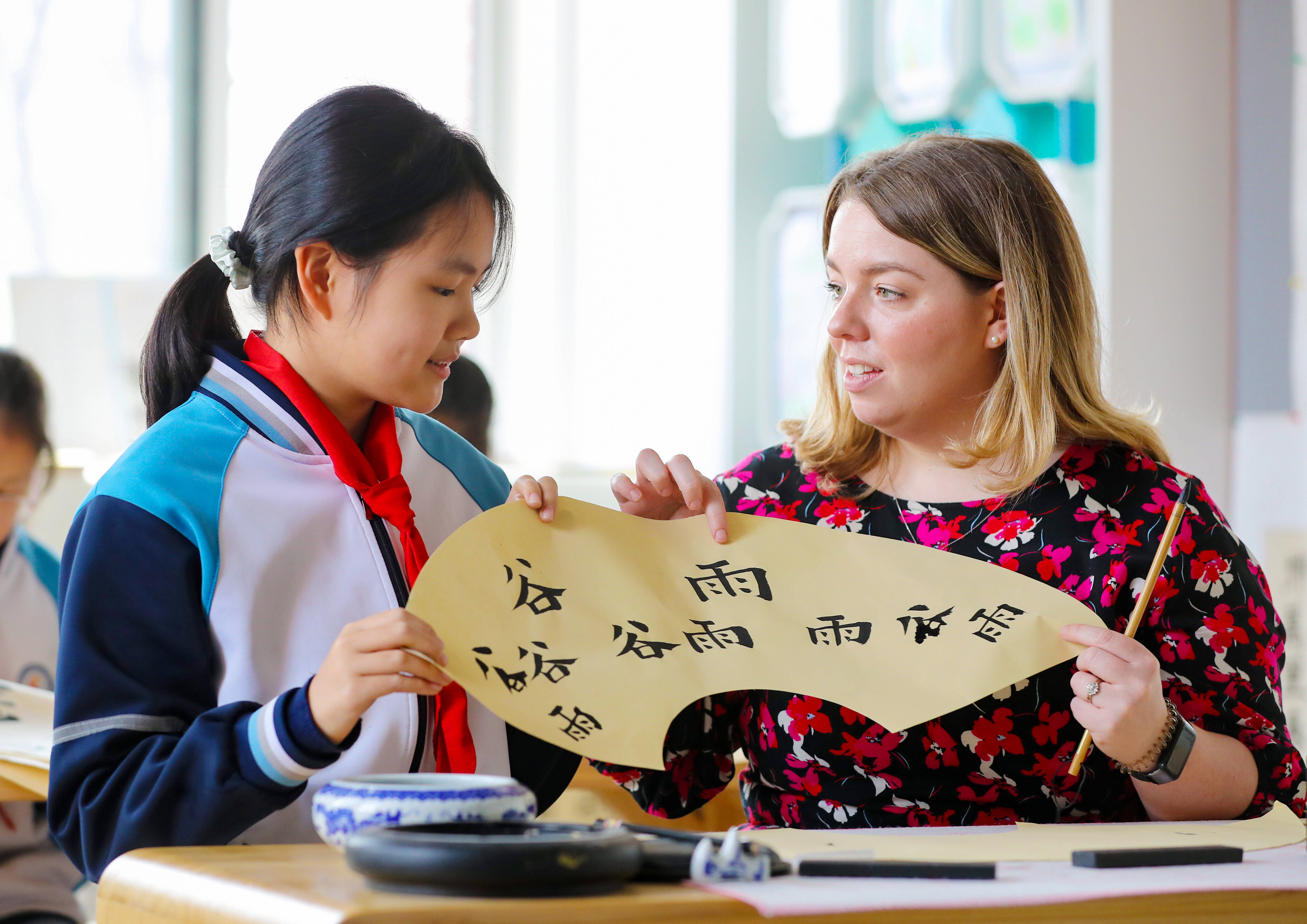  Foreign friends walk into Qingdao campus to feel the beauty of Chinese characters