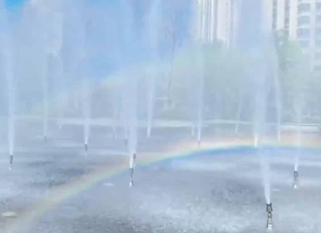 谷雨节气 泰安一居民小区喷泉邂逅彩虹惊艳居民