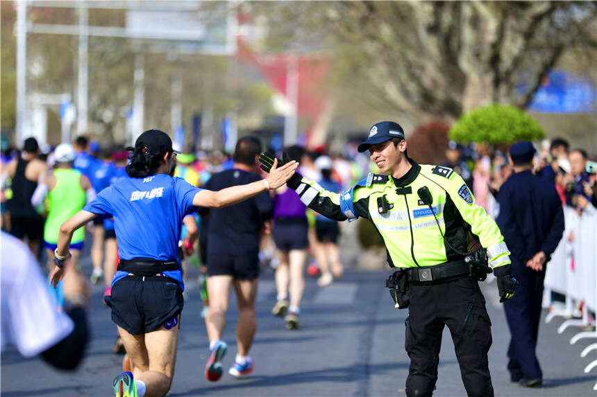 出动警力1100余人！青岛交警全力为青岛马拉松打造最安全赛道