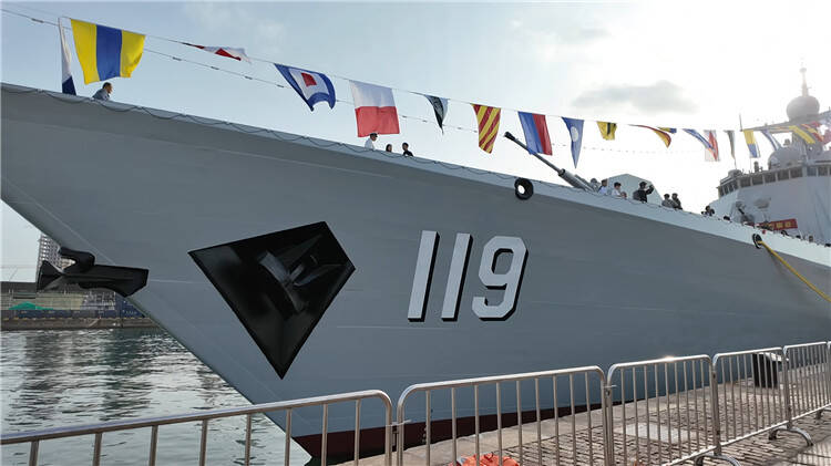 遇“舰”青岛 海军成立75周年纪念日舰艇开放活动开启