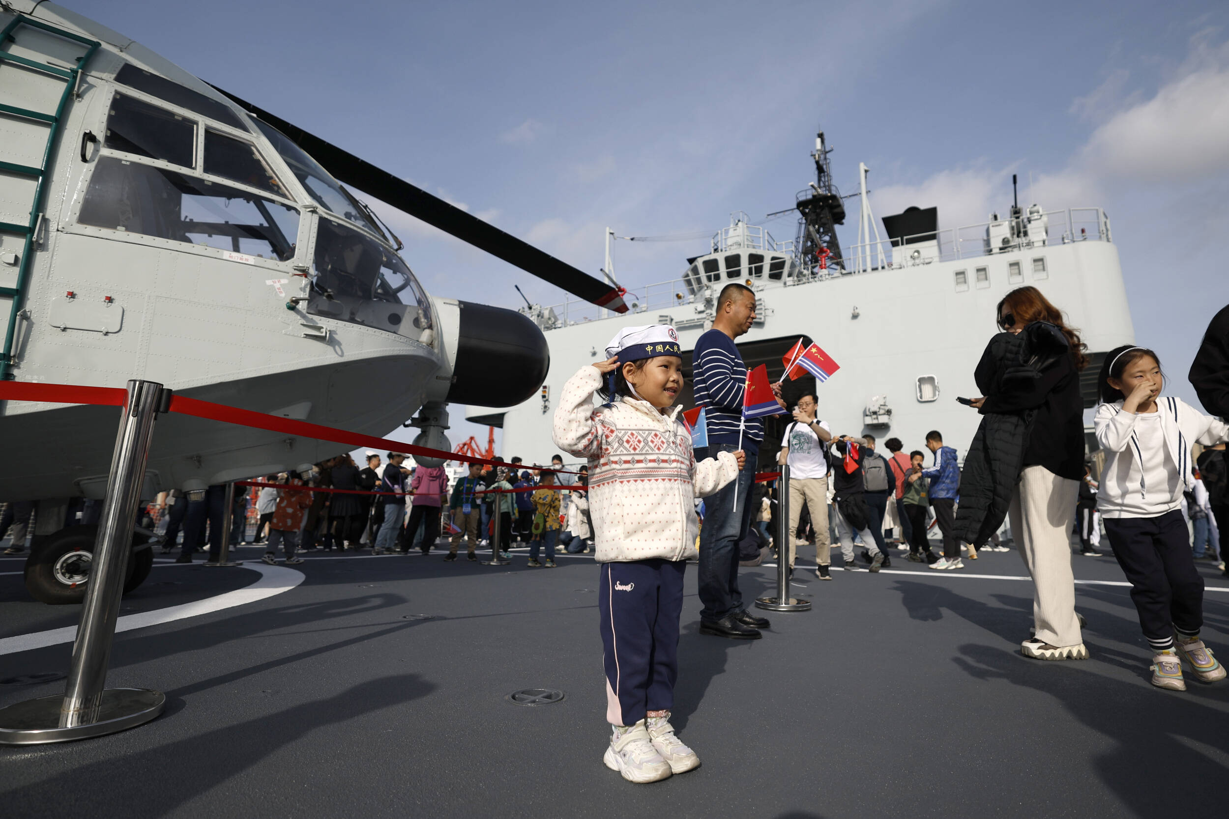 青岛近万名群众登舰参观 庆祝海军成立75周年