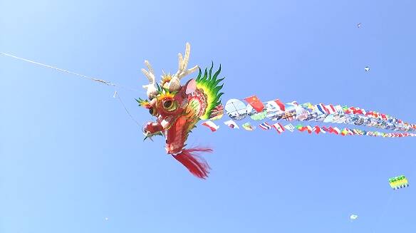 飞龙在天！长度超百米的“龙元素”风筝扮靓第20届世界风筝锦标赛