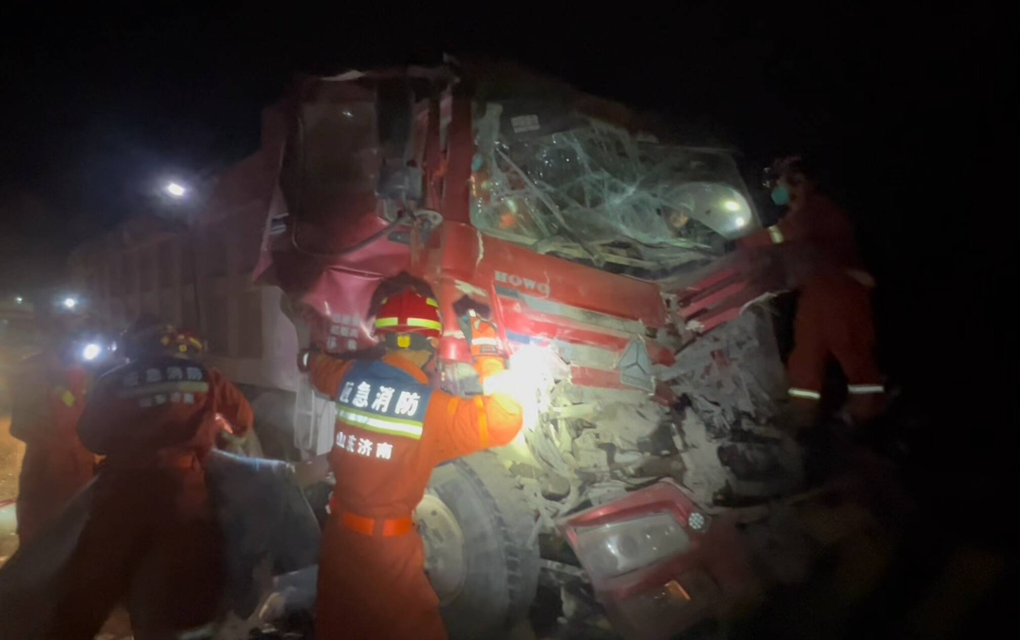 济南：工程车追尾致一人被困 消防用双手撑起生命通道