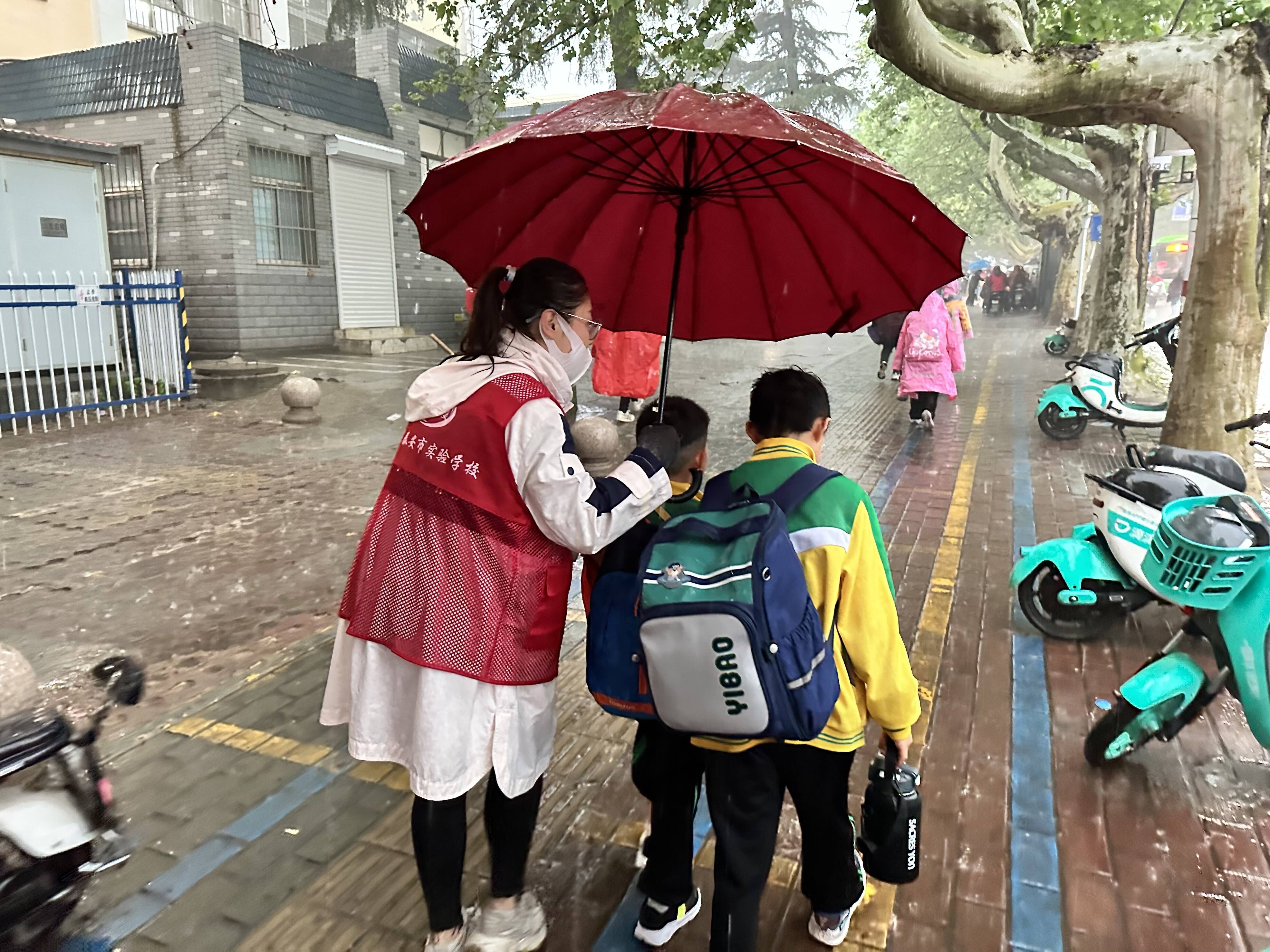 泰安：学校志愿者雨中坚守“护学岗”  撑起平安“保护伞”