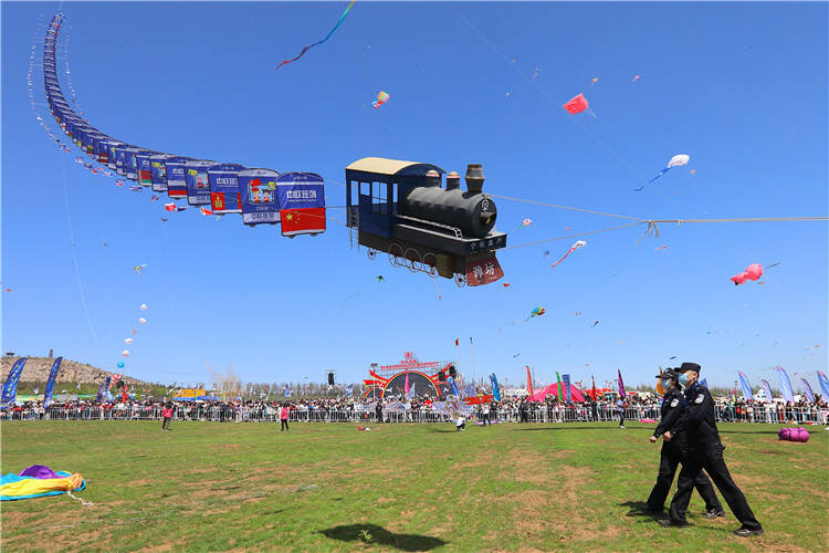 风筝盛会风“警”美 潍坊安丘公安全力护航第20届世界风筝锦标赛暨万人风筝放飞活动