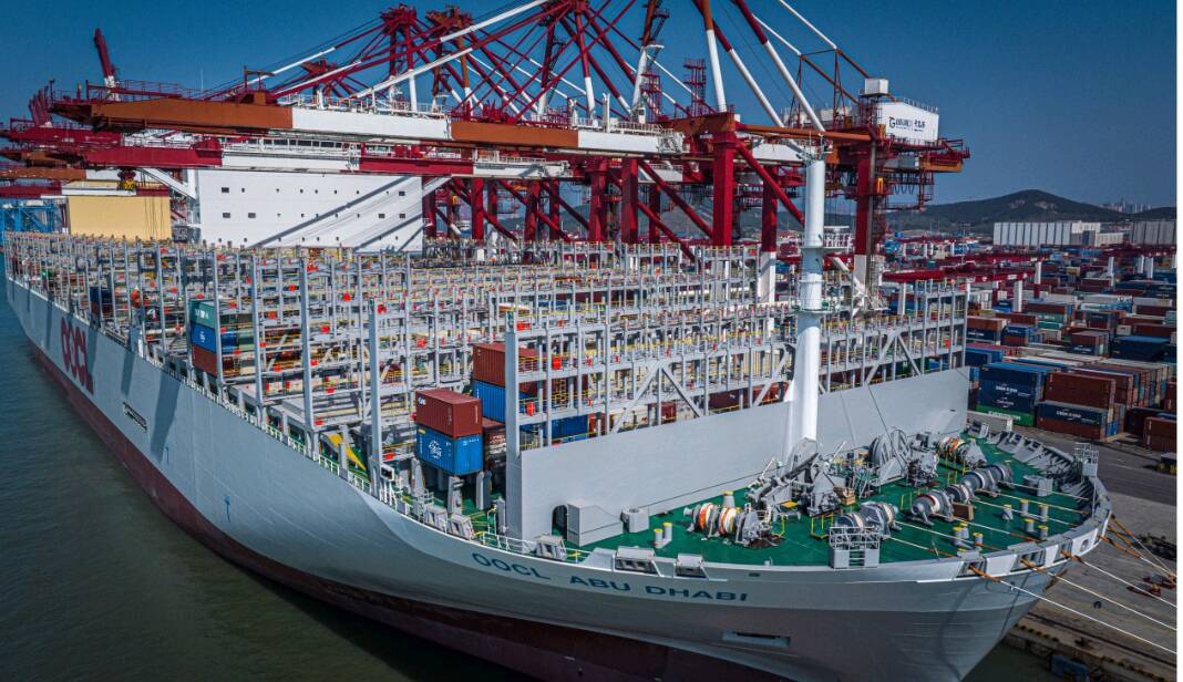 国产全球最大集装箱船之一首航山东港口青岛港