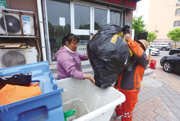 聊城市主城区沿街门店垃圾收集实现“公交化” 保洁人员早7：00—晚18：00巡回收集