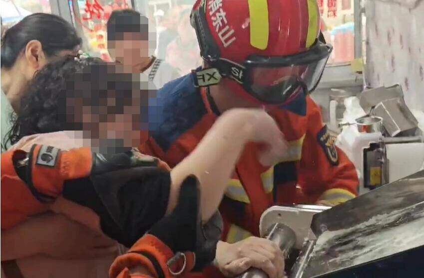 女子右手不慎被压面机“咬住” 泰安消防不到一分钟救援成功