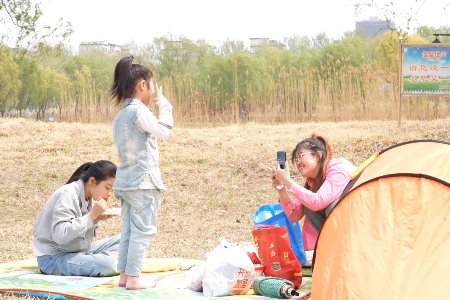 帐篷林立 热闹非凡！德州减河湿地公园吸引京津冀游客打卡游玩