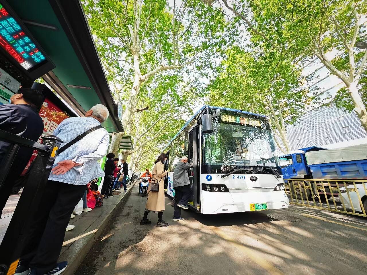“泉”在济南过五一 济南公交全力为乘客提供优质出行服务