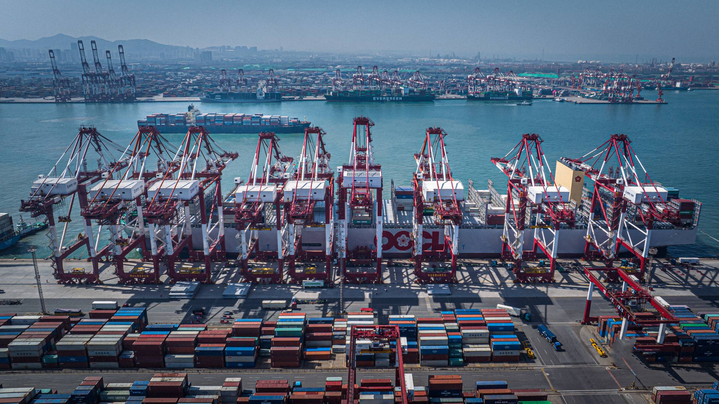国产全球最大集装箱船首航山东港口青岛港