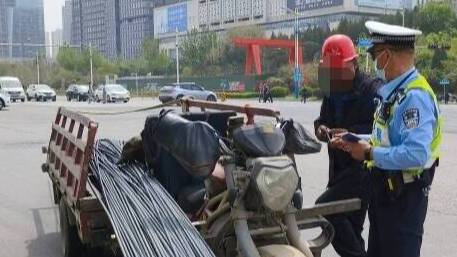 济南：三轮车“变形”超长上路 驾驶人被罚