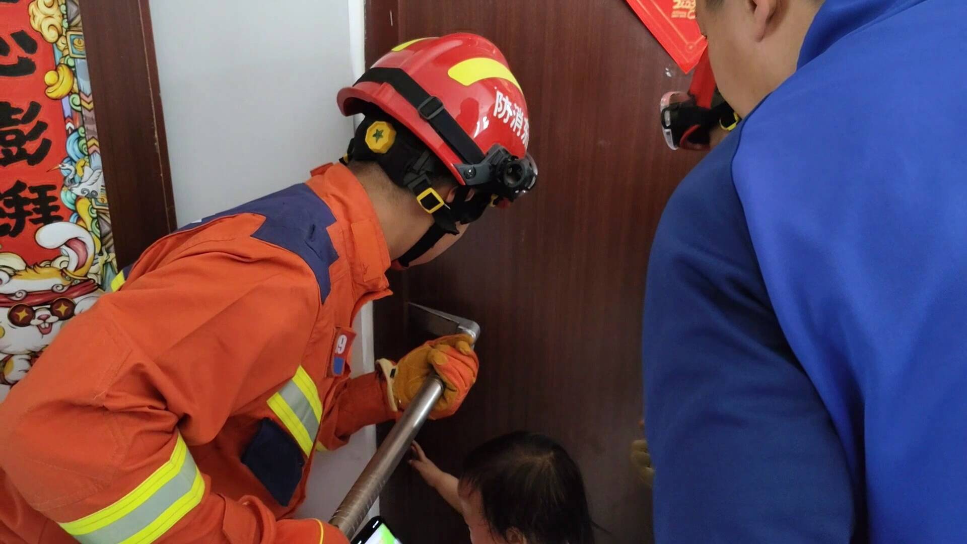 ​济南：一岁半萌娃手插门缝被卡 消防员2分钟快速救出