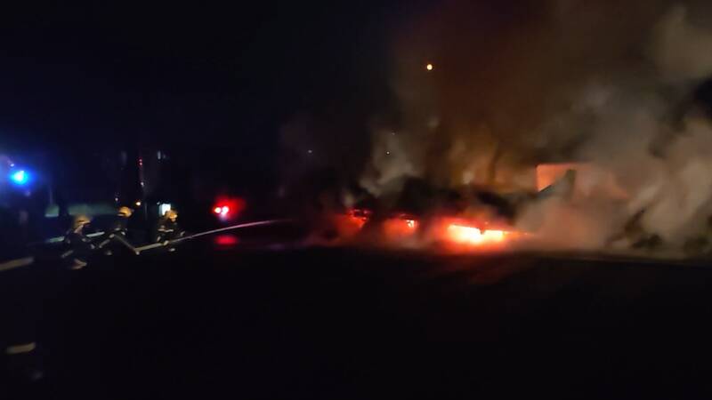 德州：凌晨半挂车起火 消防员紧急扑救