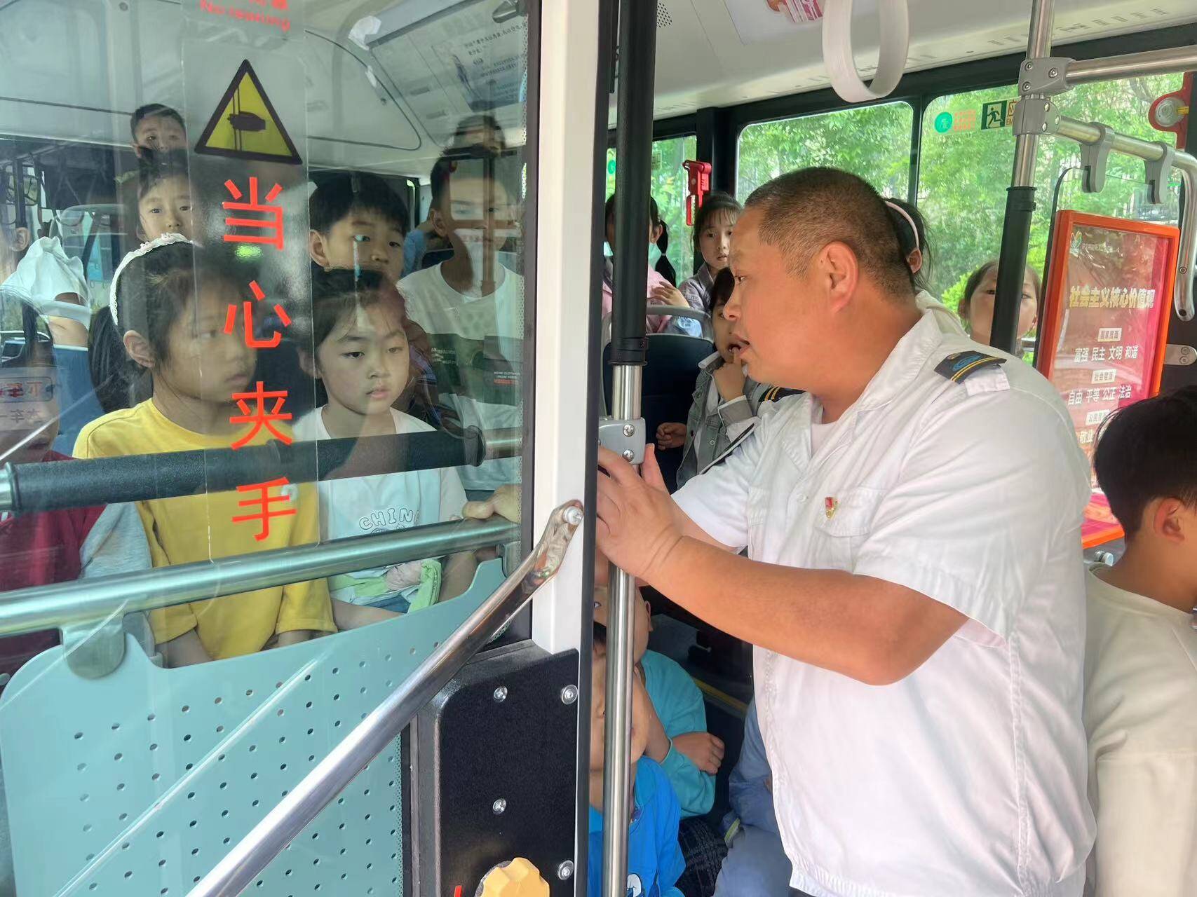 济南公交:迎"五一"话安全 安全乘车进校园