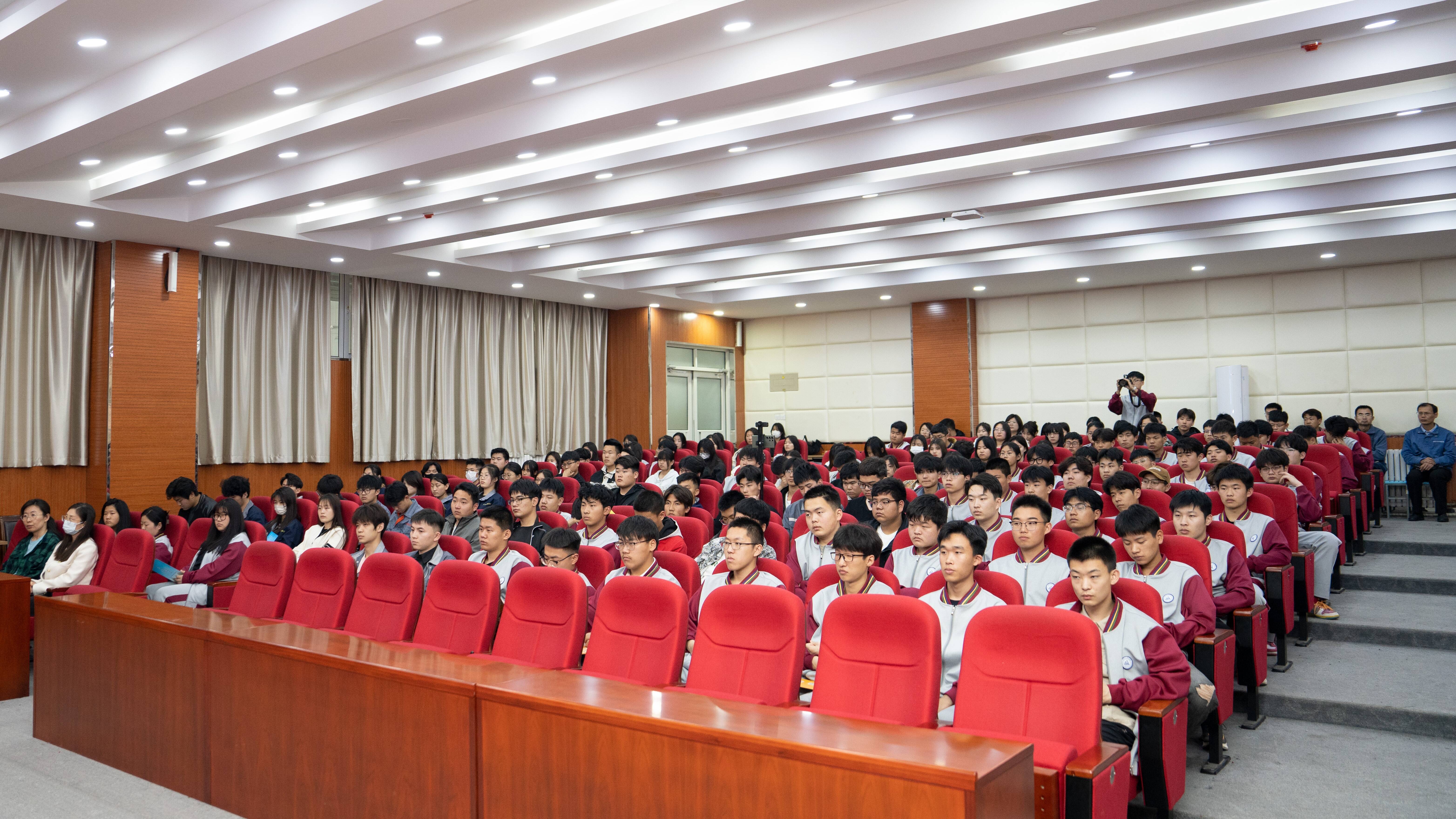 近300人参加 青年国际实习交流计划宣讲活动在山东工业技师学院举办