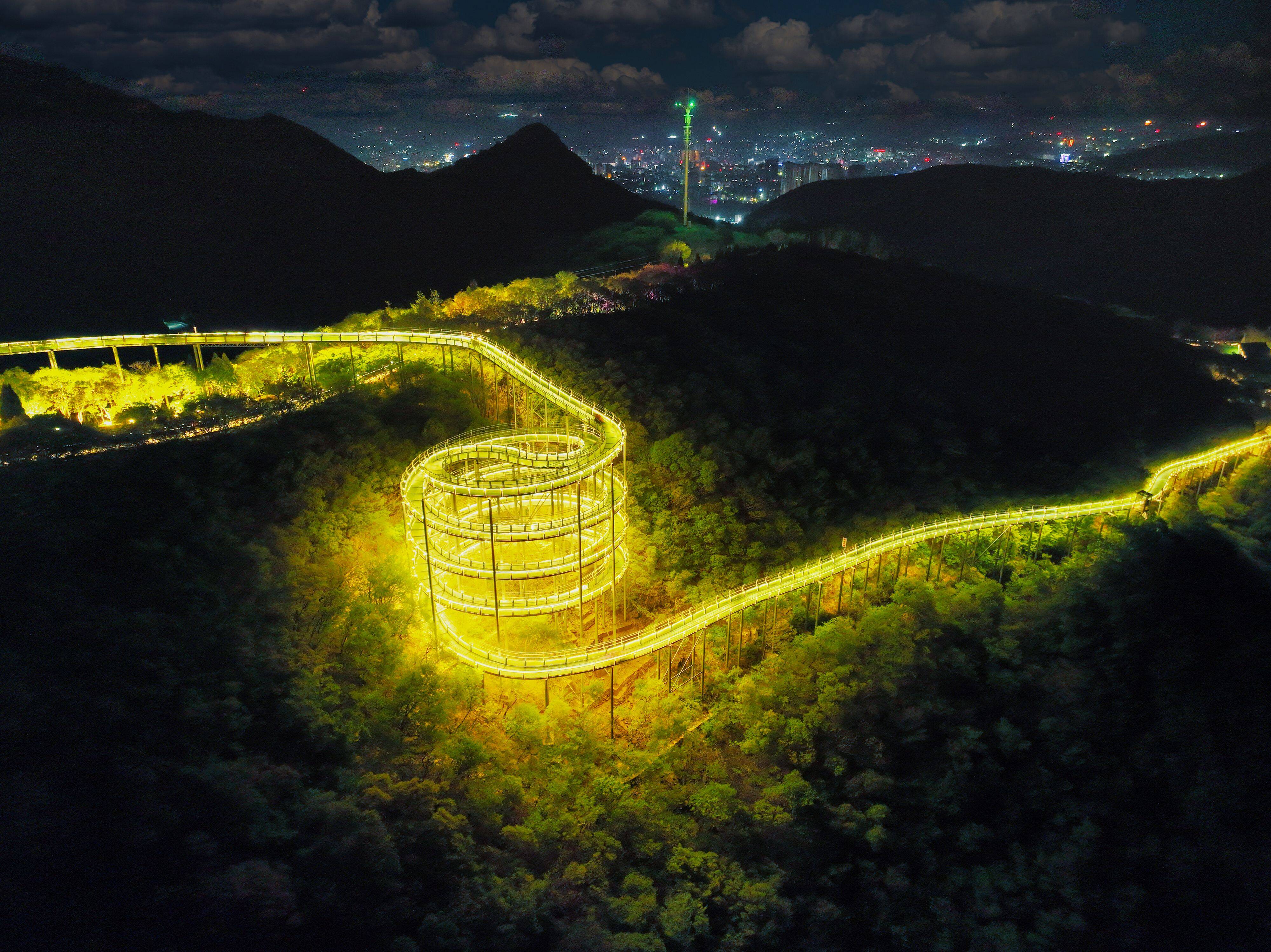 淄博红叶柿岩白天异域风情npc沉浸式互动,夜晚超级"夜场"等你来嗨!