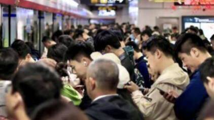 假期首日青岛地铁线网日客流突破200万人次