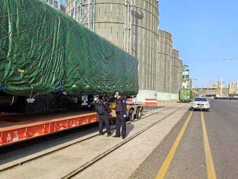 高鐵香港段列車順利裝船！青島邊檢站“一船一策”高效保障通關