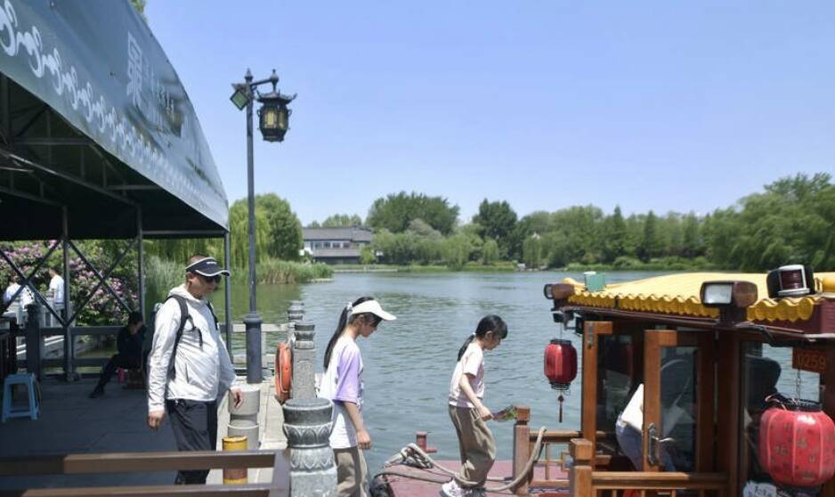 沉浸式旅游受热捧，大明湖超然楼码头游客排长队