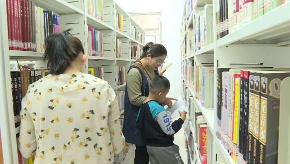 潍坊昌乐：图书馆里品书香 乐享“五一”假期美好时光