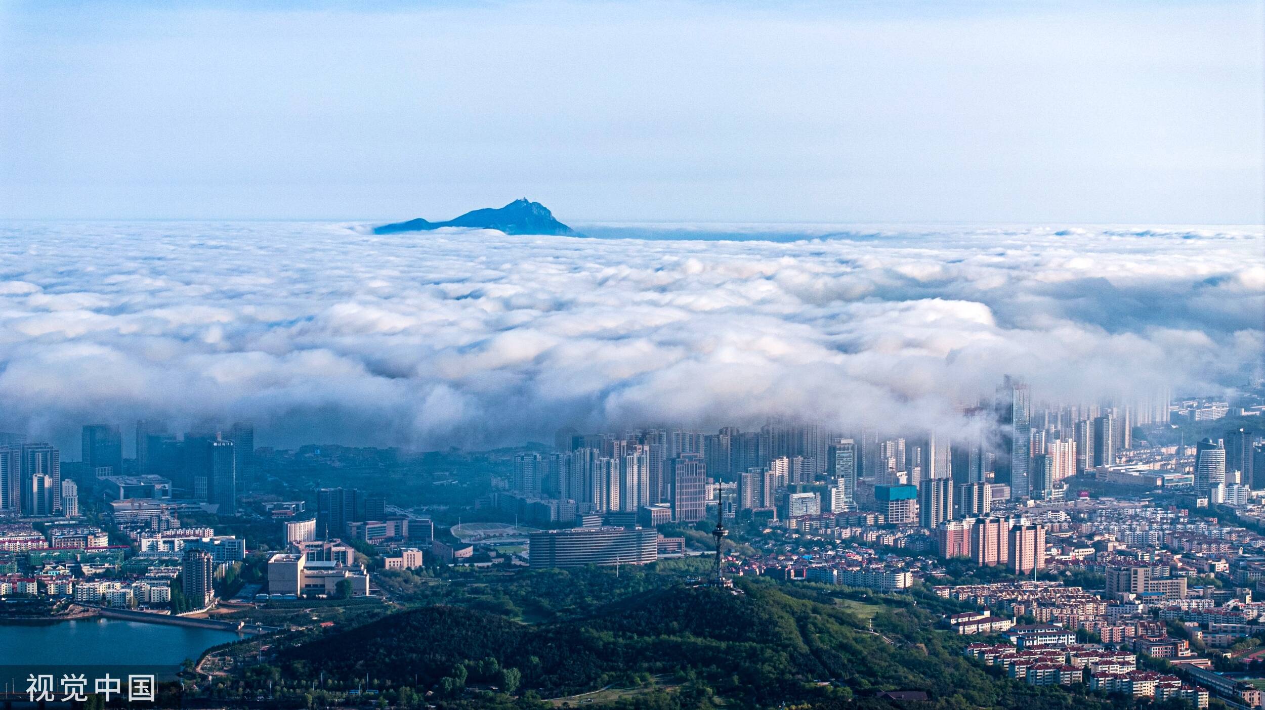青岛：初夏平流雾笼罩城市上空 尽展生态自然之美