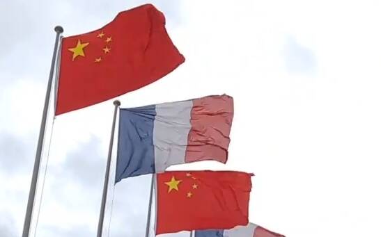 近距离｜中法国旗飘扬 法国热烈欢迎习近平主席到访