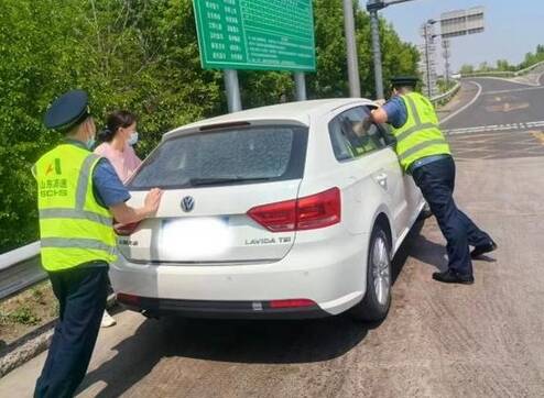 無棣東收費站：暖心推車助司乘小小舉動暖人心