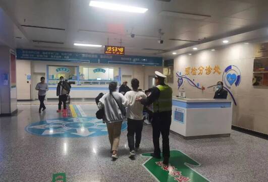 用“速度”傳遞“溫度” 濱州高新交警護送患者就醫