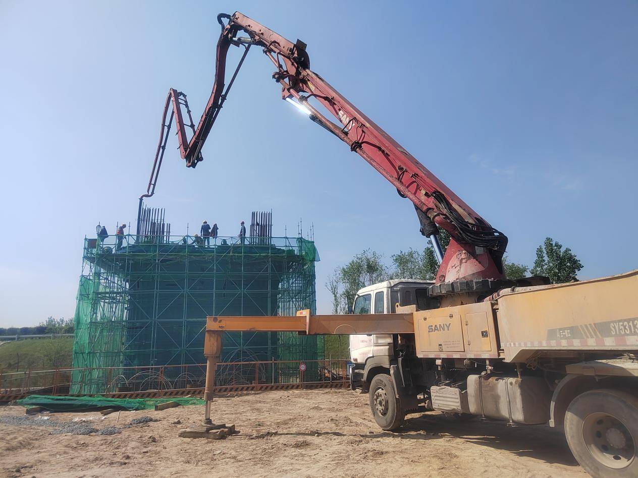 最新消息！津潍高铁站前6标跨滨德高速连续梁主墩浇筑完成