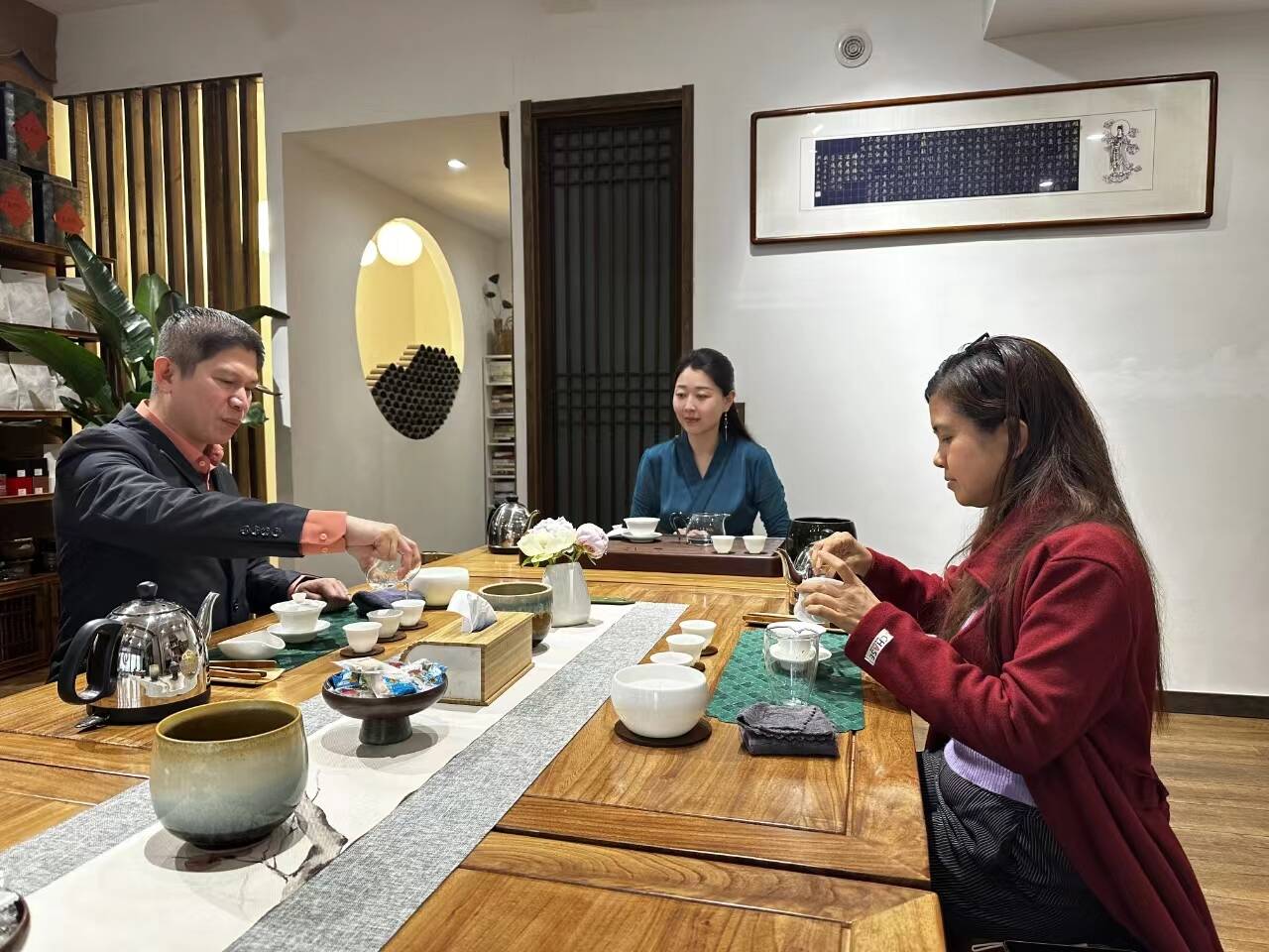 潍坊高新区：弘扬传统文化 外国友人体验中国茶艺魅力