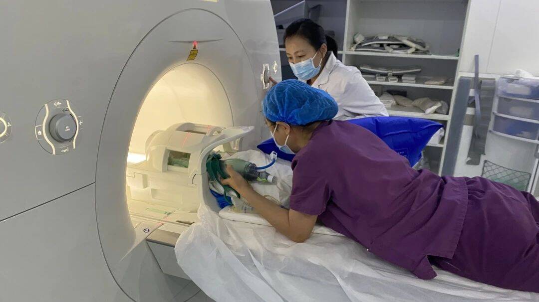 核磁是怎么监护新生儿急需磁共振检查，医生“平板支撑”20分钟全力保障_https://www.jmylbn.com_新闻资讯_第1张