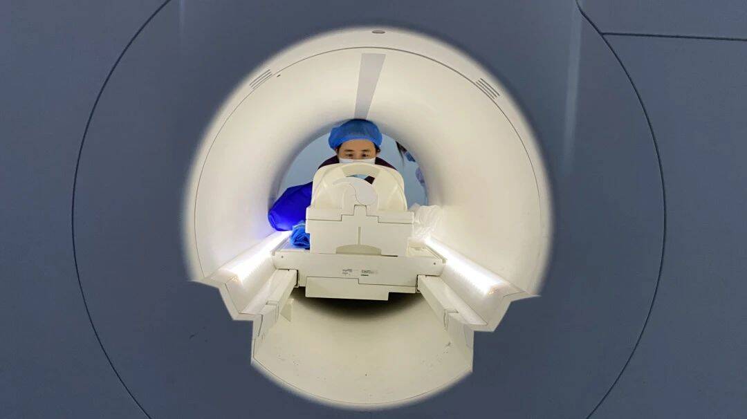 核磁是怎么监护新生儿急需磁共振检查，医生“平板支撑”20分钟全力保障_https://www.jmylbn.com_新闻资讯_第3张