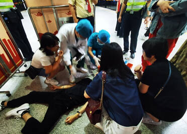 小伙地铁突发晕厥，潍坊医生跪地急救