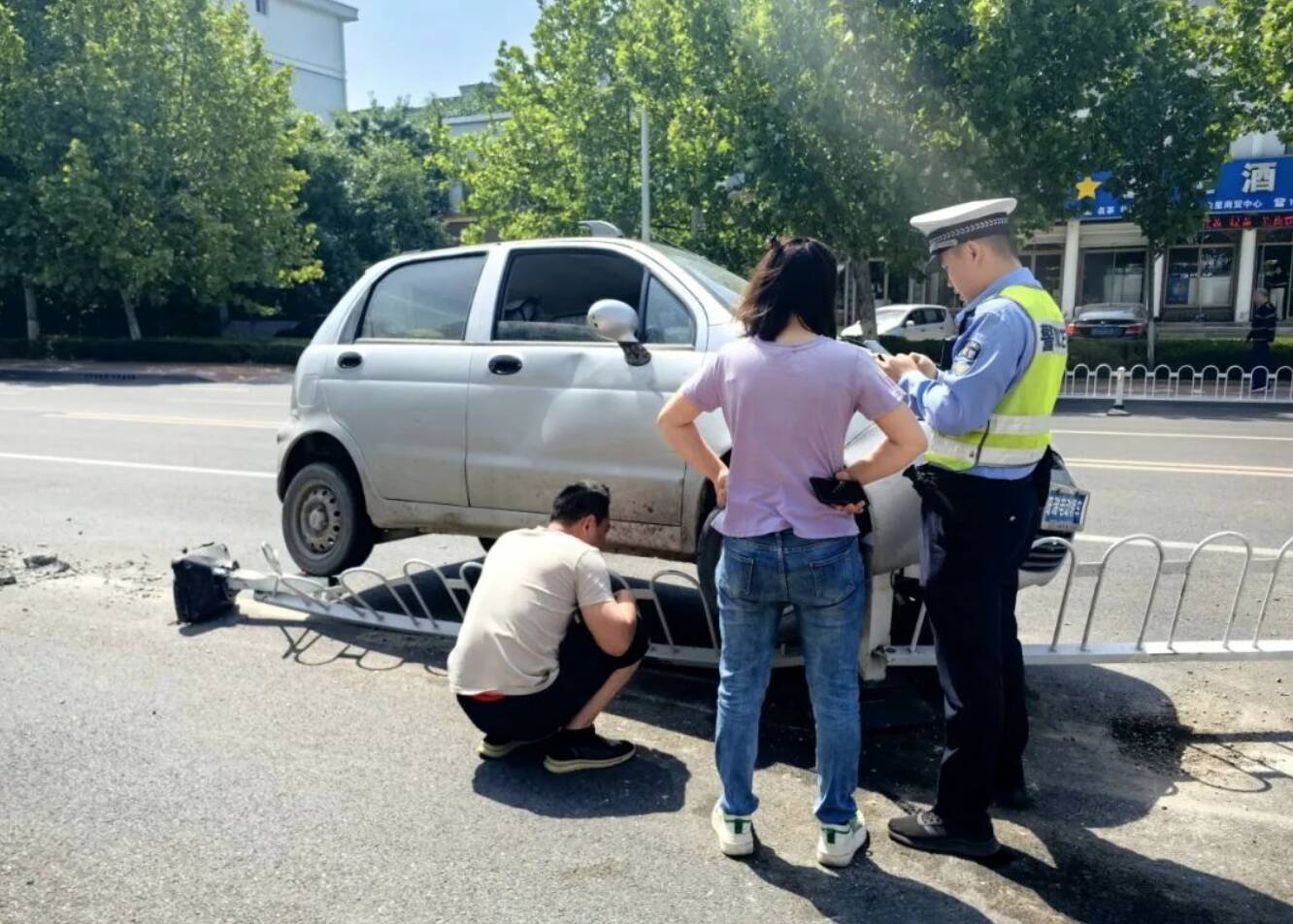 駕駛無牌電動四輪車上路釀事故：“第一次開就撞上護欄”