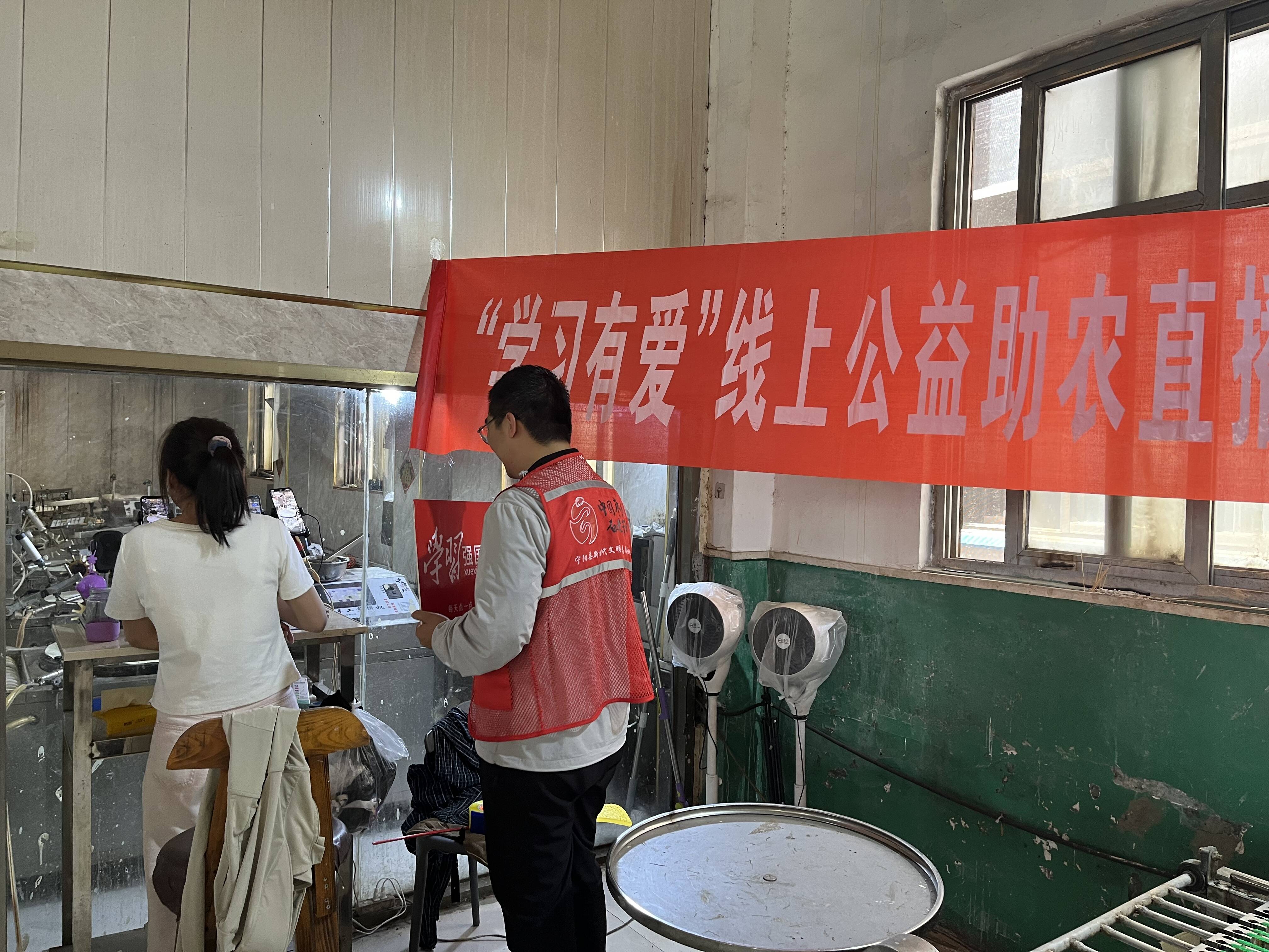 我们的机子是由手工摊制的方法改进而来,跟那种纯机械的滚筒煎饼机不